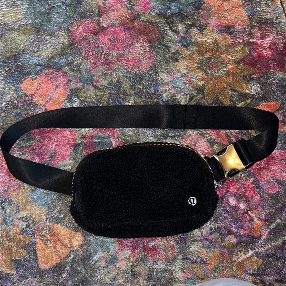 lululemon athletica Black Crossbody Bag - Picture 1 of 6